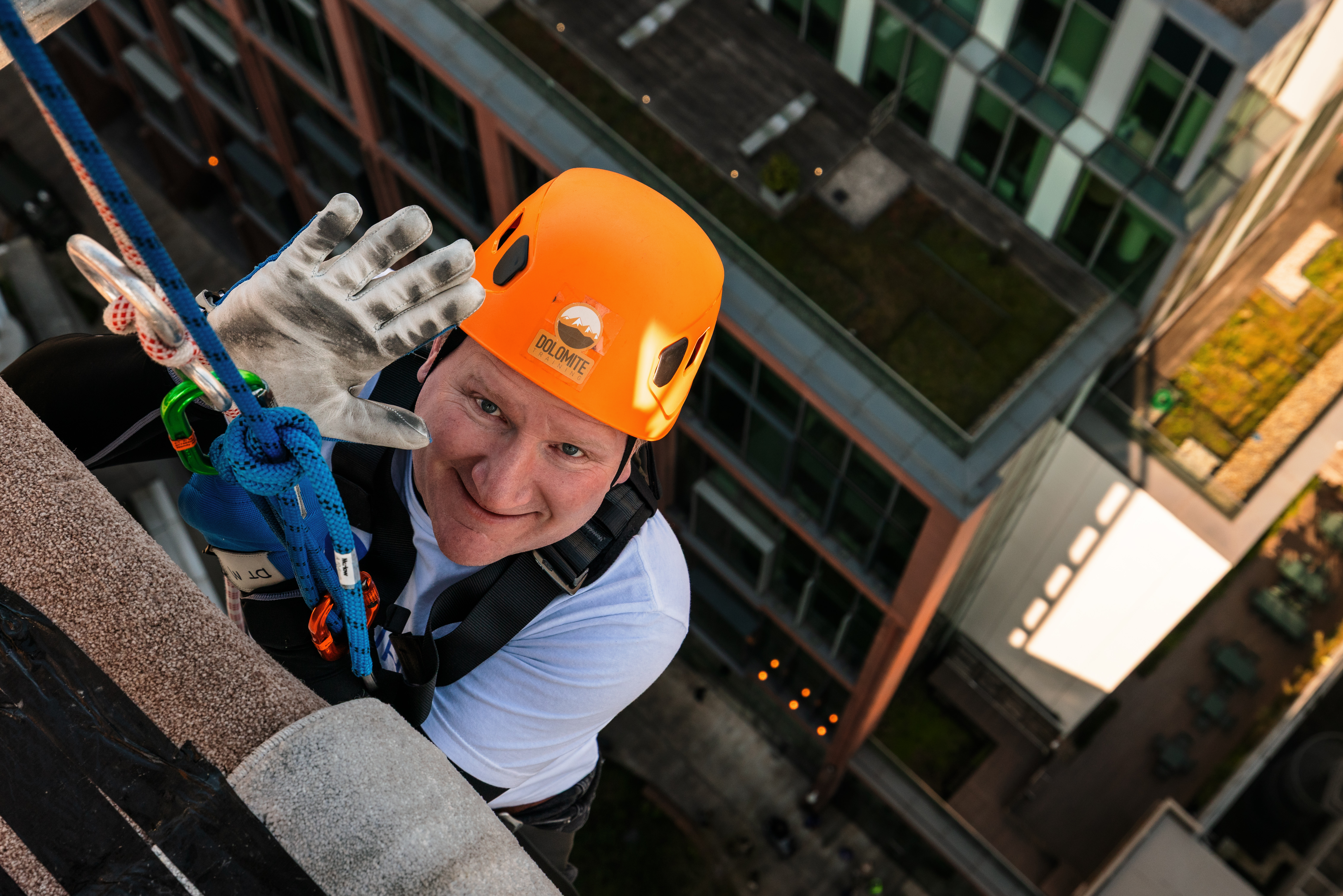 9-10am abseil - Neil Waving
