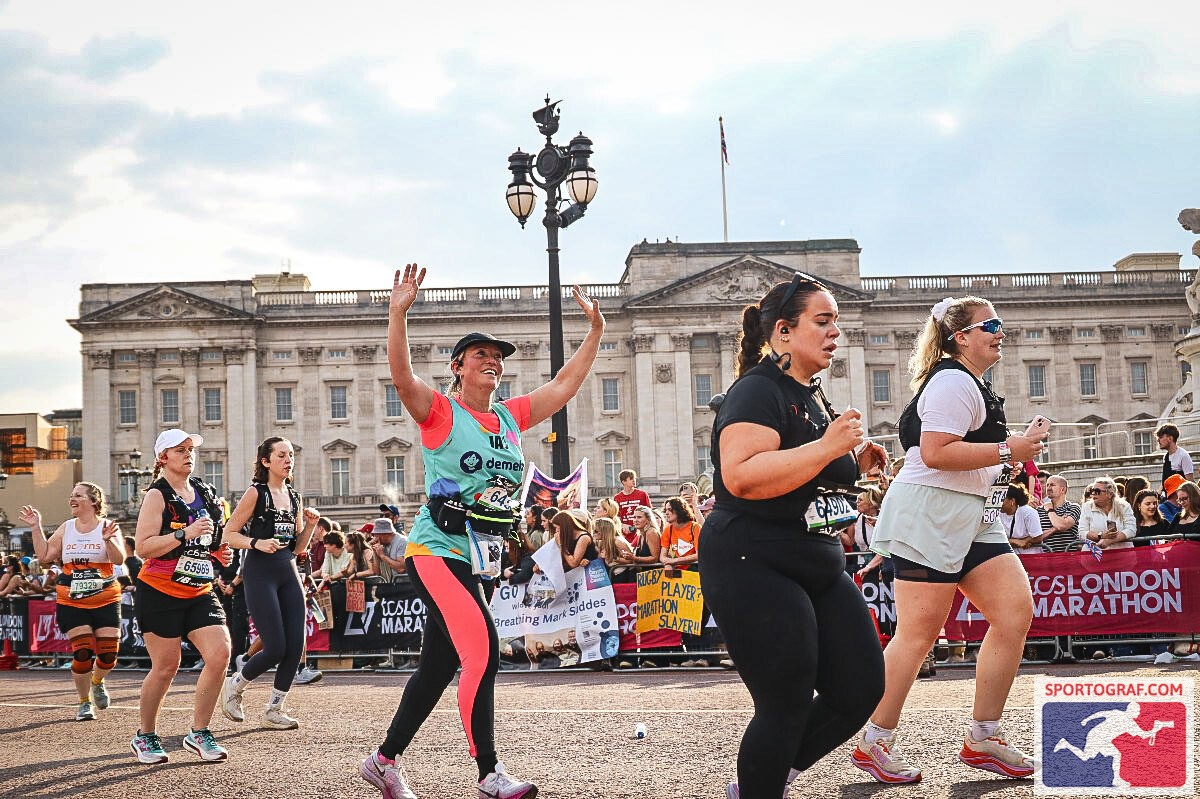 Runner runs past Buckingham Palace