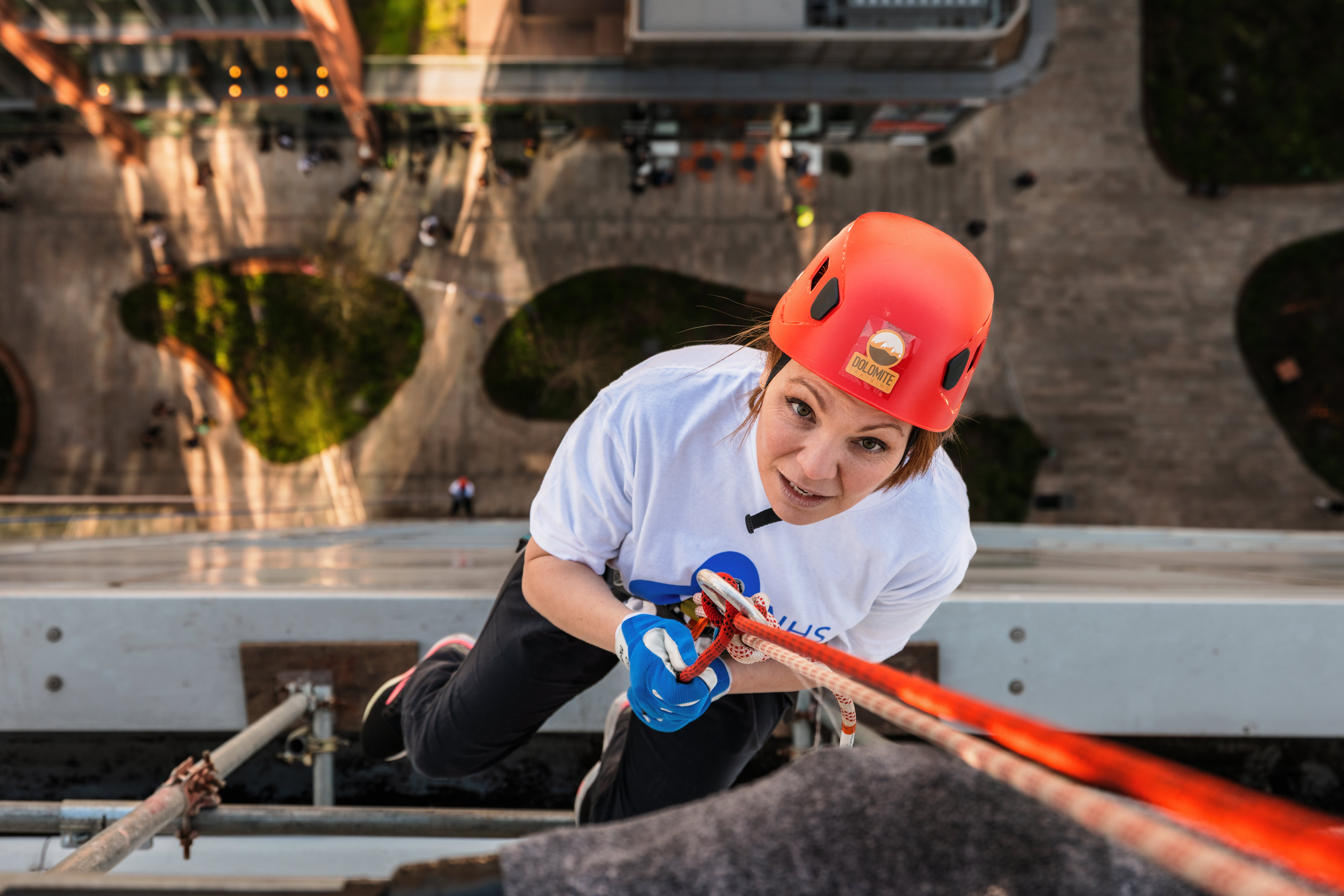 11 - 12pm:  Bea Castellano abseil 1