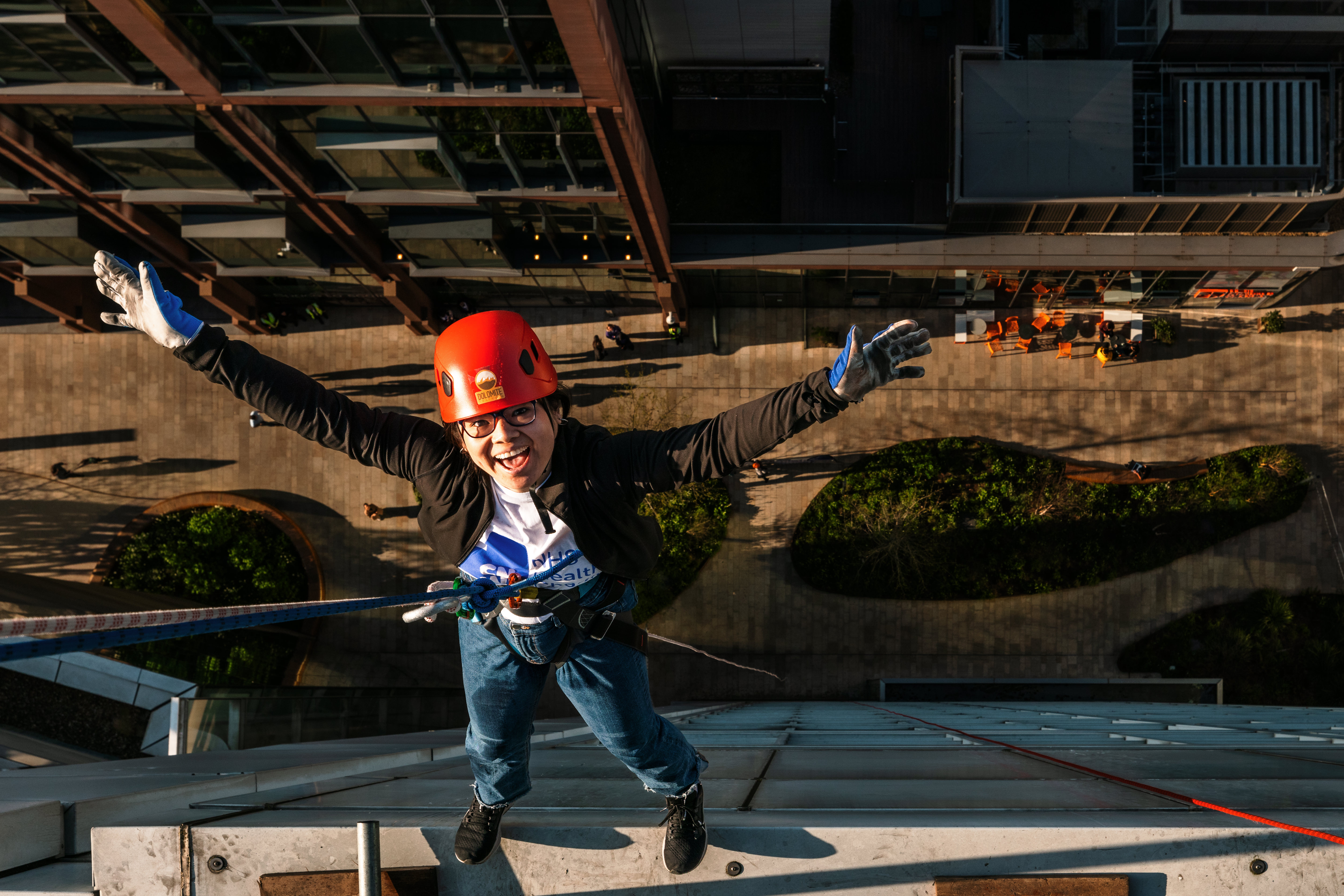 3:4pm: Cheryl abseil