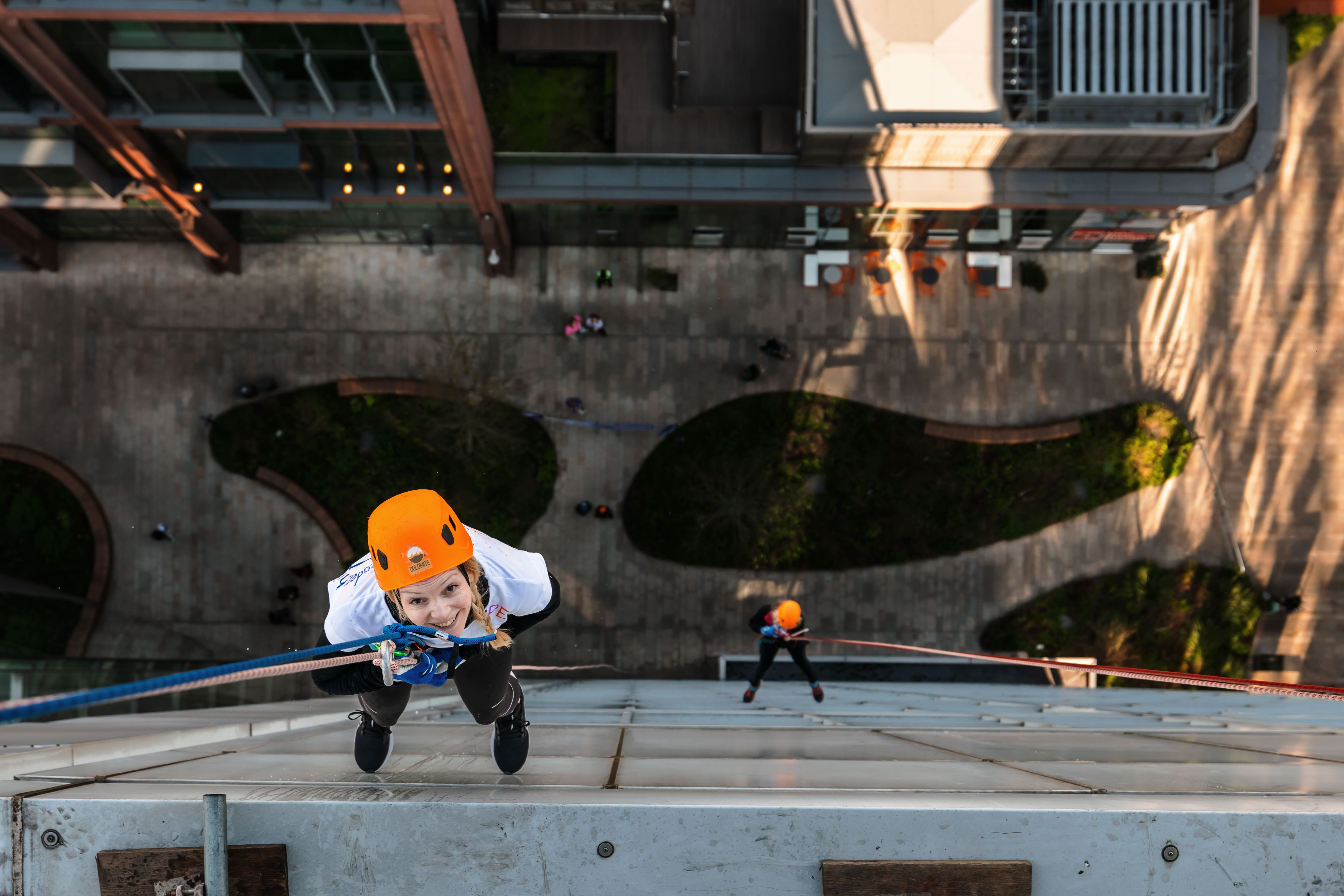 10 - 11am: Nikki abseiling 1