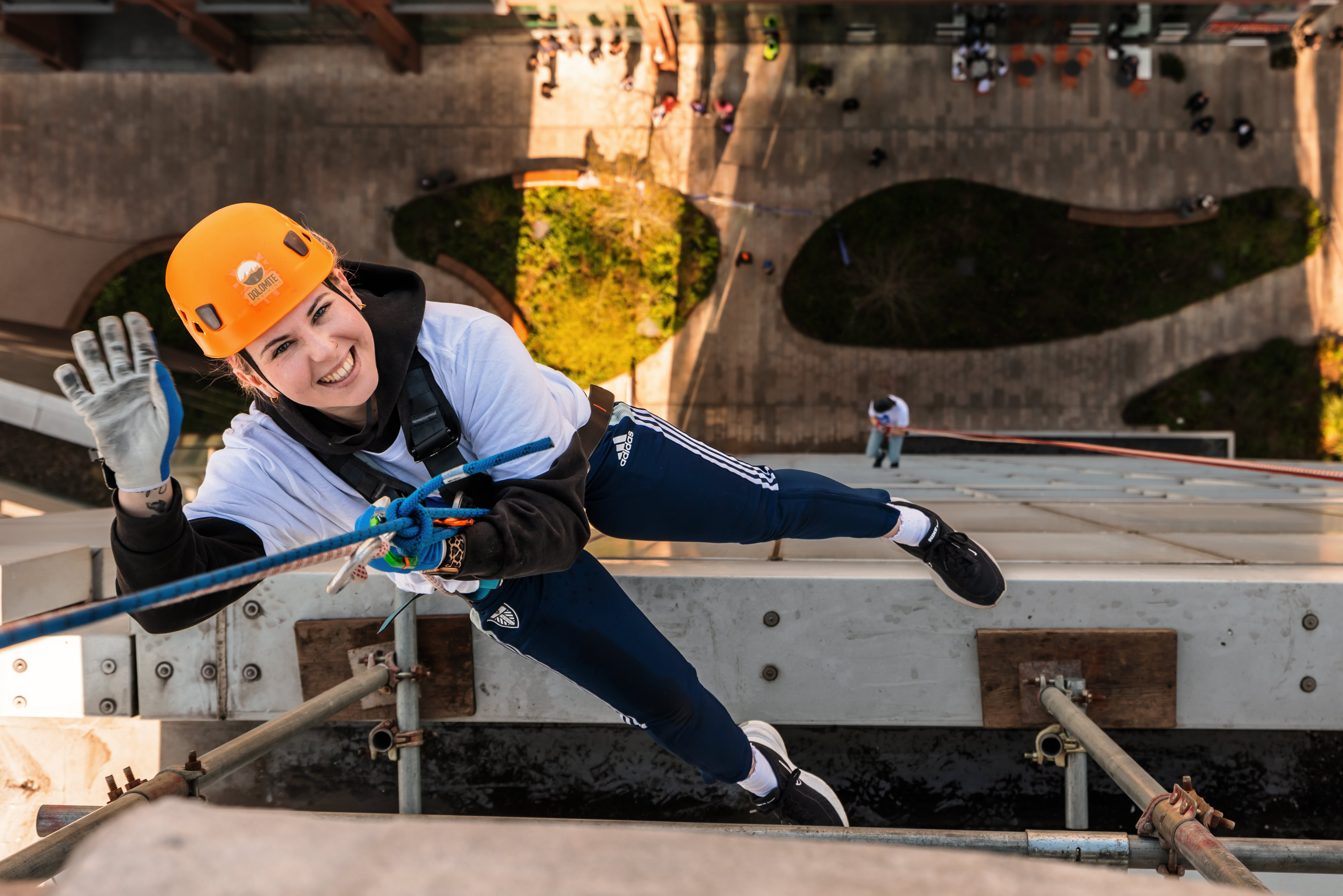 11 - 12pm:  Kirsty Pegg abseil 2